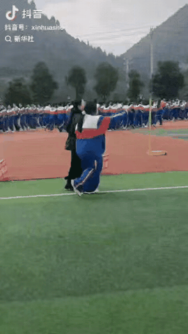 贵州凯里，一女高中生因身体偏胖，在跑步时跟不上其他同学，自己一人在操场上缓慢向前