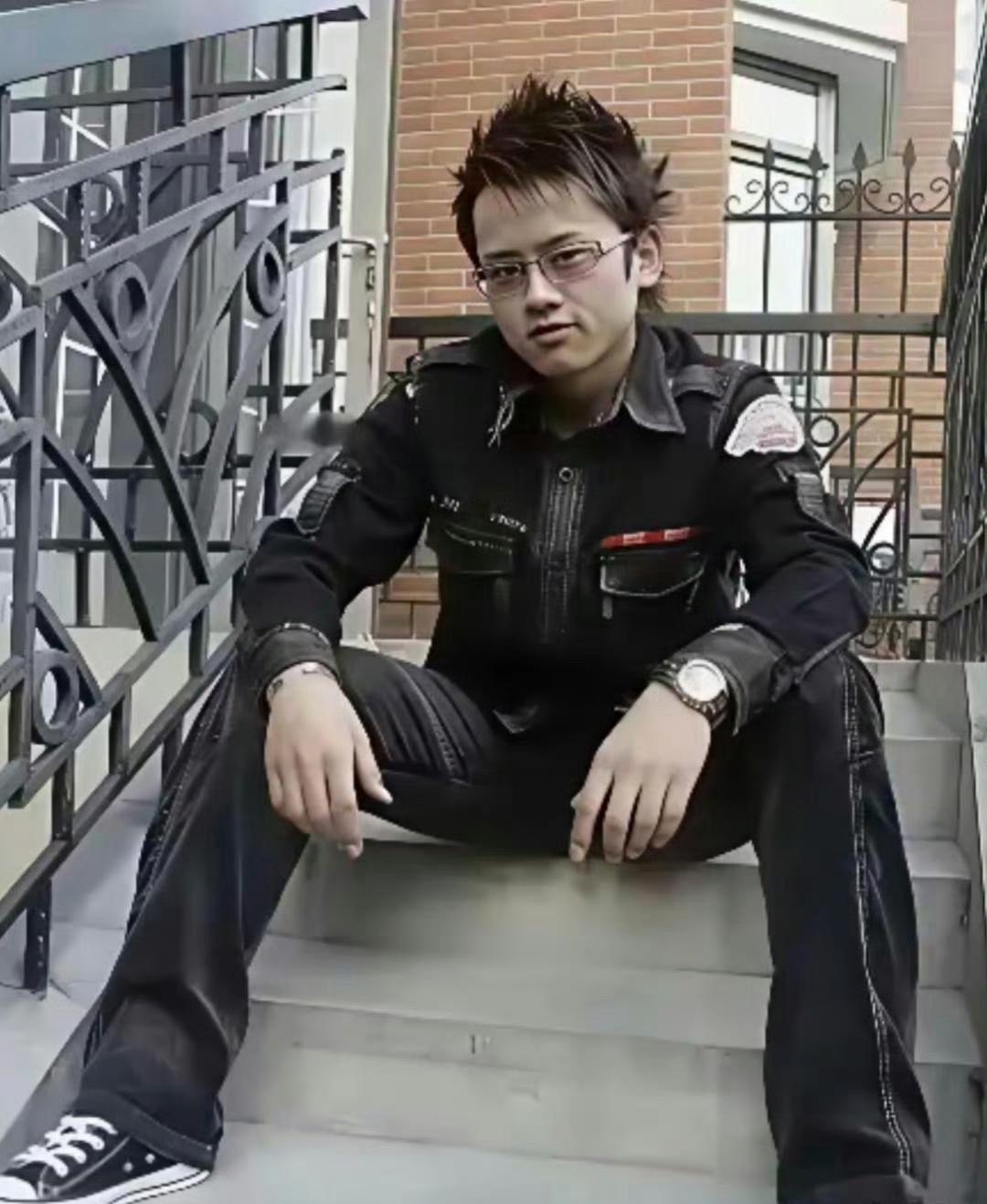 初入娱乐圈的张杰，怀揣着对音乐的无限热爱与执着追求。那时的他，眼神中满是坚定与青