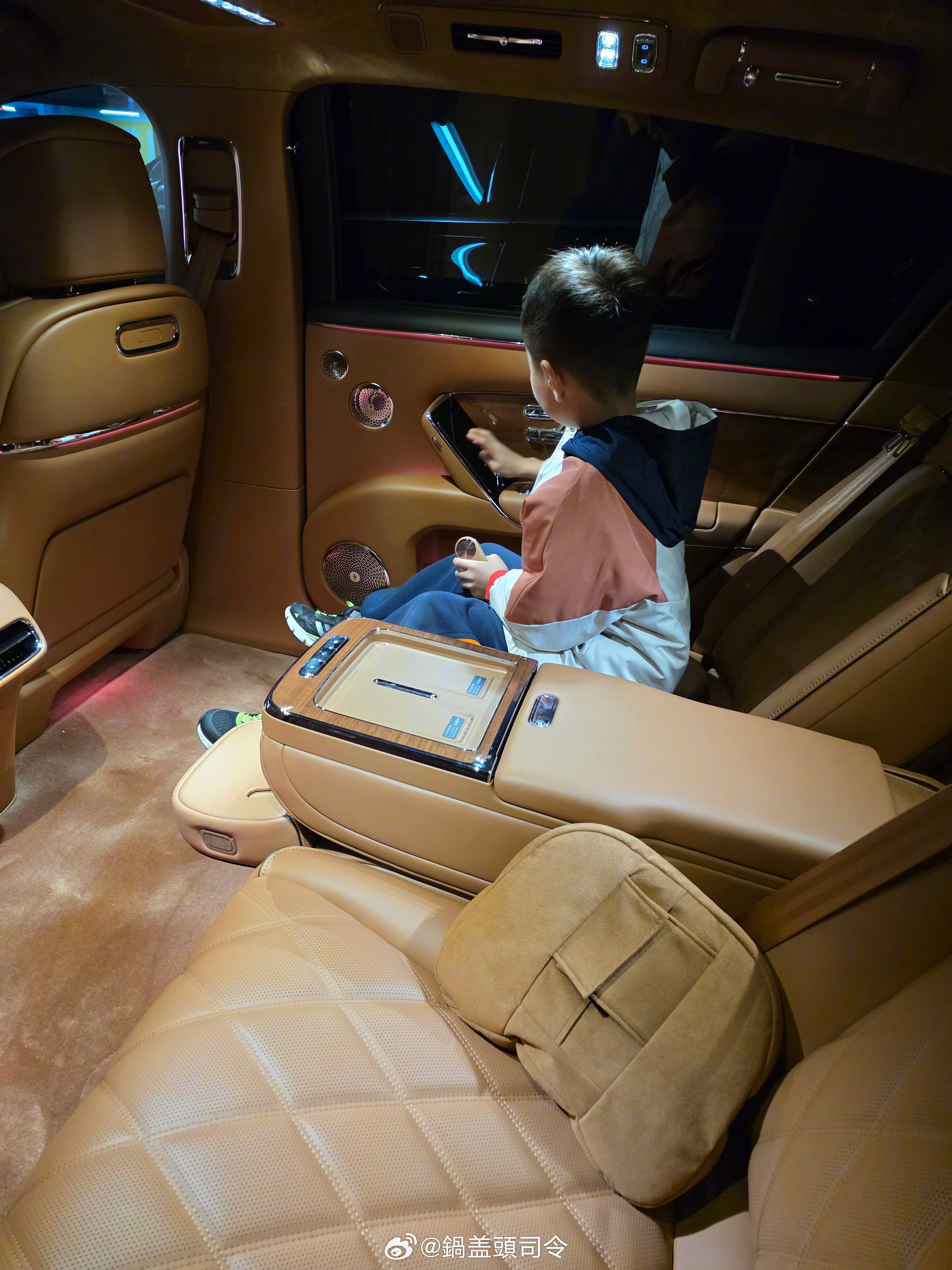 刚才忍不住又来坐了坐我的尊界S800哈哈哈。昨天带着儿子来坐了下，他说比我的揽胜