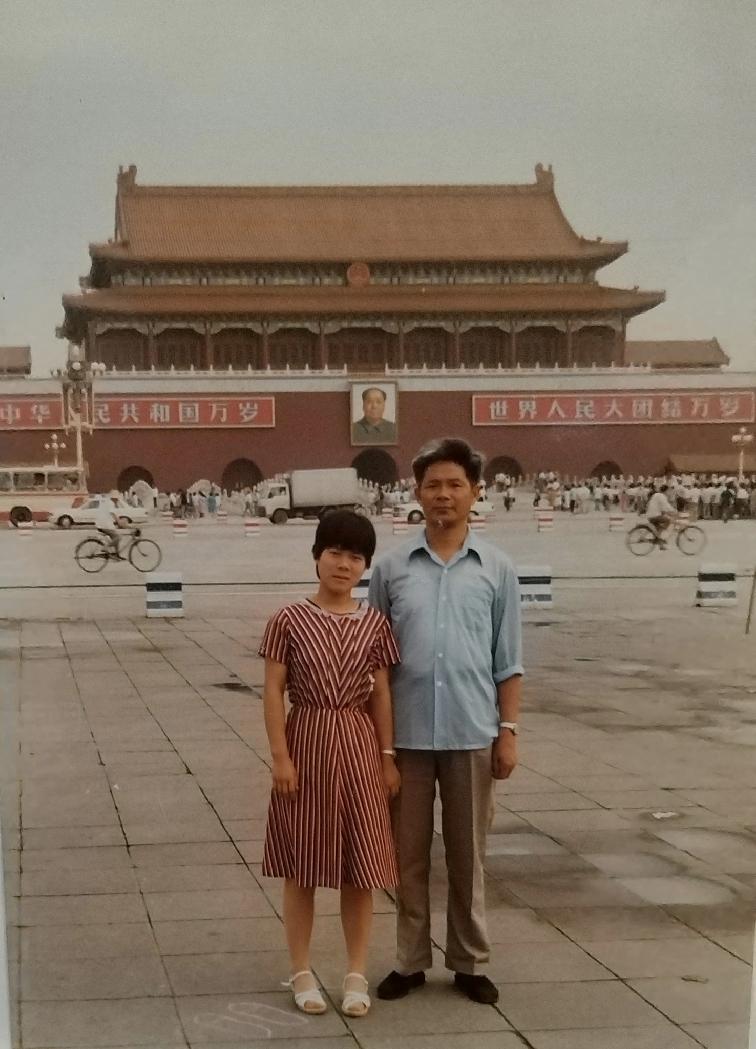 1986年7月，我和父亲站在天安门广场，拍下了这张珍贵的合影。
 
那时候去一趟