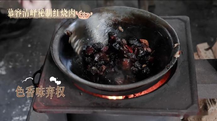 张凌赫做红烧肉花絮张凌赫超级过火红烧肉张凌赫超级过火红烧肉，哈哈哈哈真秀哈哈哈哈