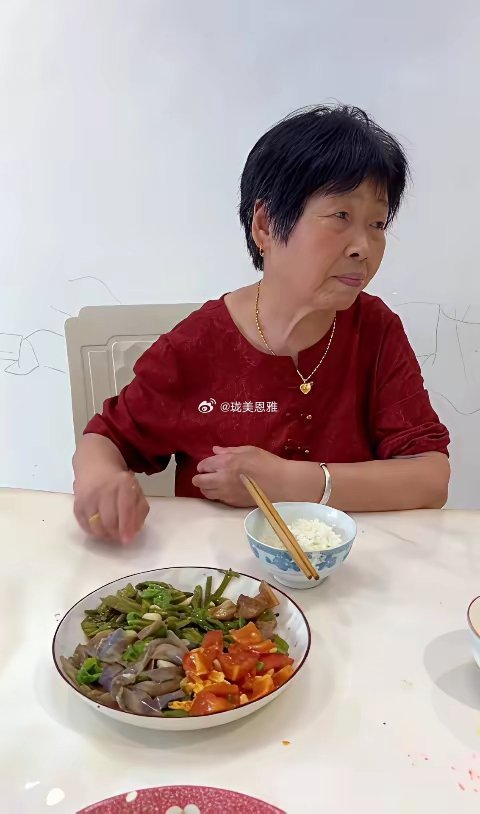 女子的婆婆爱翻菜，多吃提醒也无济于事，无奈女子分盘吃，结果婆婆不乐意了！ 