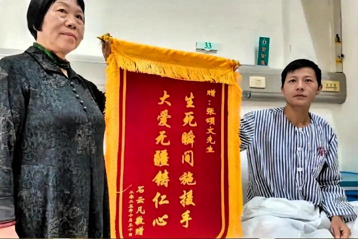 大半夜的，街上有人出事了。谁来了？演员张颂文！

颂文哥直接化身现实版“强哥”，