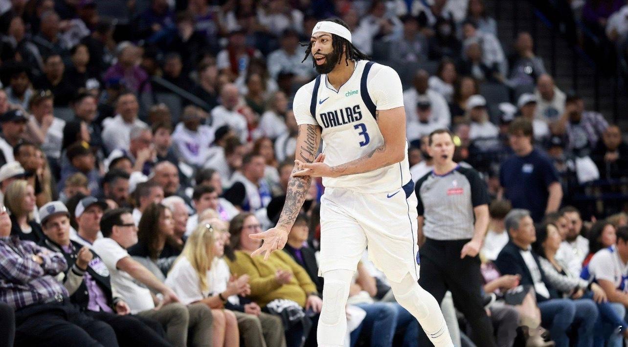 根据此前消息，独行侠送出浓眉、哈迪、拉塞尔和埃克萨姆，得到奇才的米德尔顿、AJ·