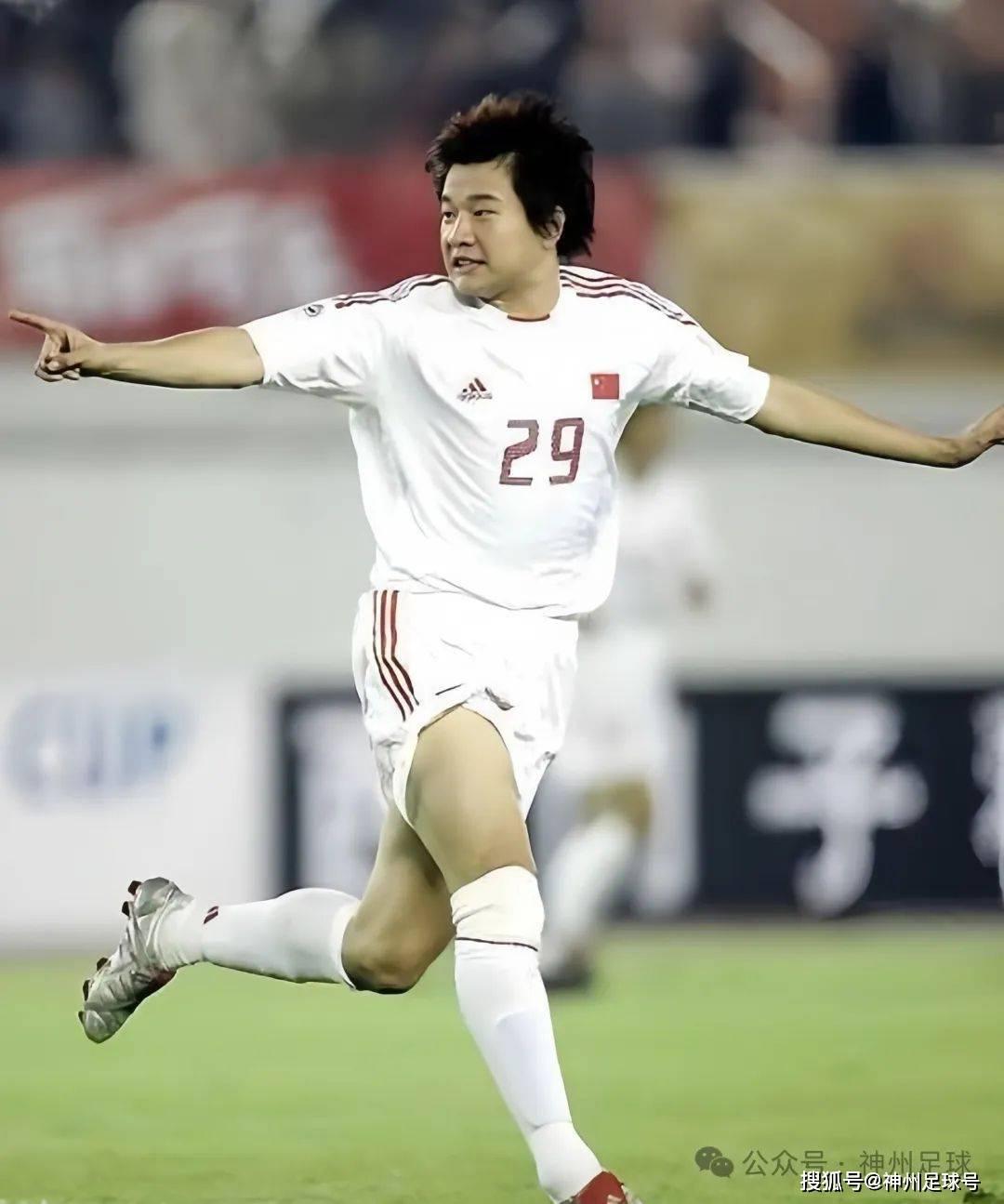 球场上的灵气往往是在场外培植起来的，生活中的李金羽与场上的李金羽其实不尽相同。在