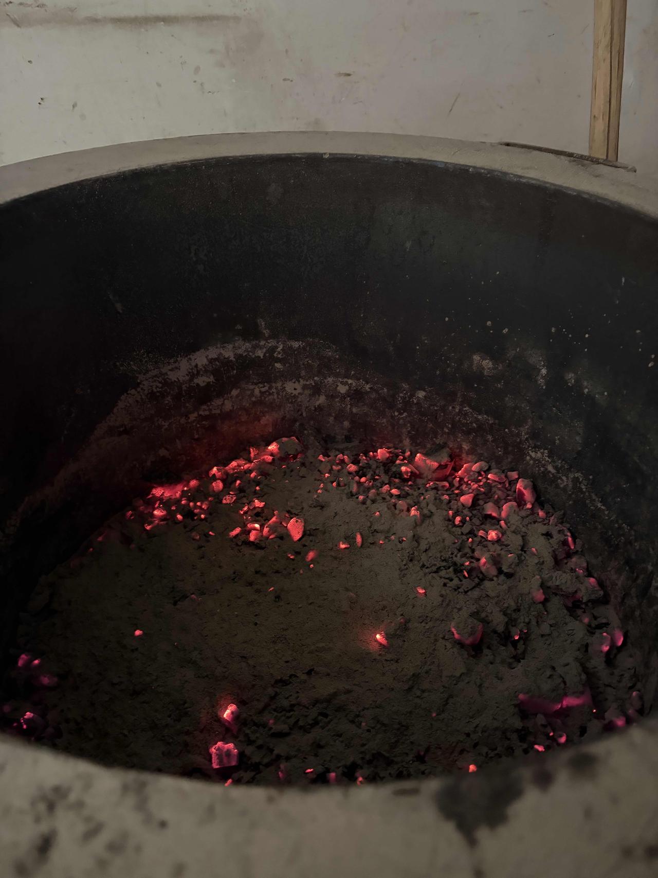 开工安吉白茶炭焙，按去年的经验，一次要5个小时[呲牙]今年试试看，滋味的变化，依