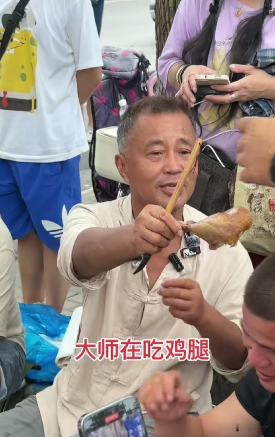 人品看细节。沈巍席地而坐粉丝慕名而来，他饿了吃一个鸡腿都要分给周边人。走红之后，