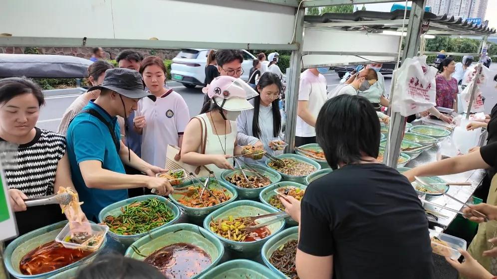 对饭店来说，摆摊能打破“高高在上”的距离感，让更多人用实惠价格尝到招牌菜，相当于