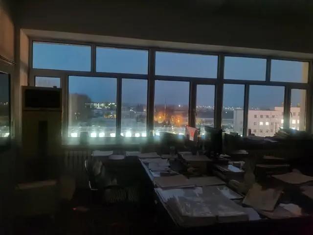 西安一公司半夜突然通知全体放假，员工立刻赶到公司发现办公室已经被搬空，欠下数百万