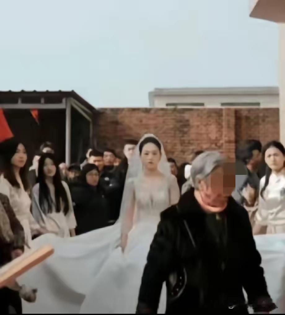 这段农村婚礼插曲引发了许多网友的关注和讨论，反映出一些关于传统习俗与现代礼仪的深