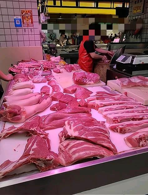 我固定在一个摊位买肉，每次去农贸市场这位摊主的眼睛都像聚光灯一样，只要我一进门口