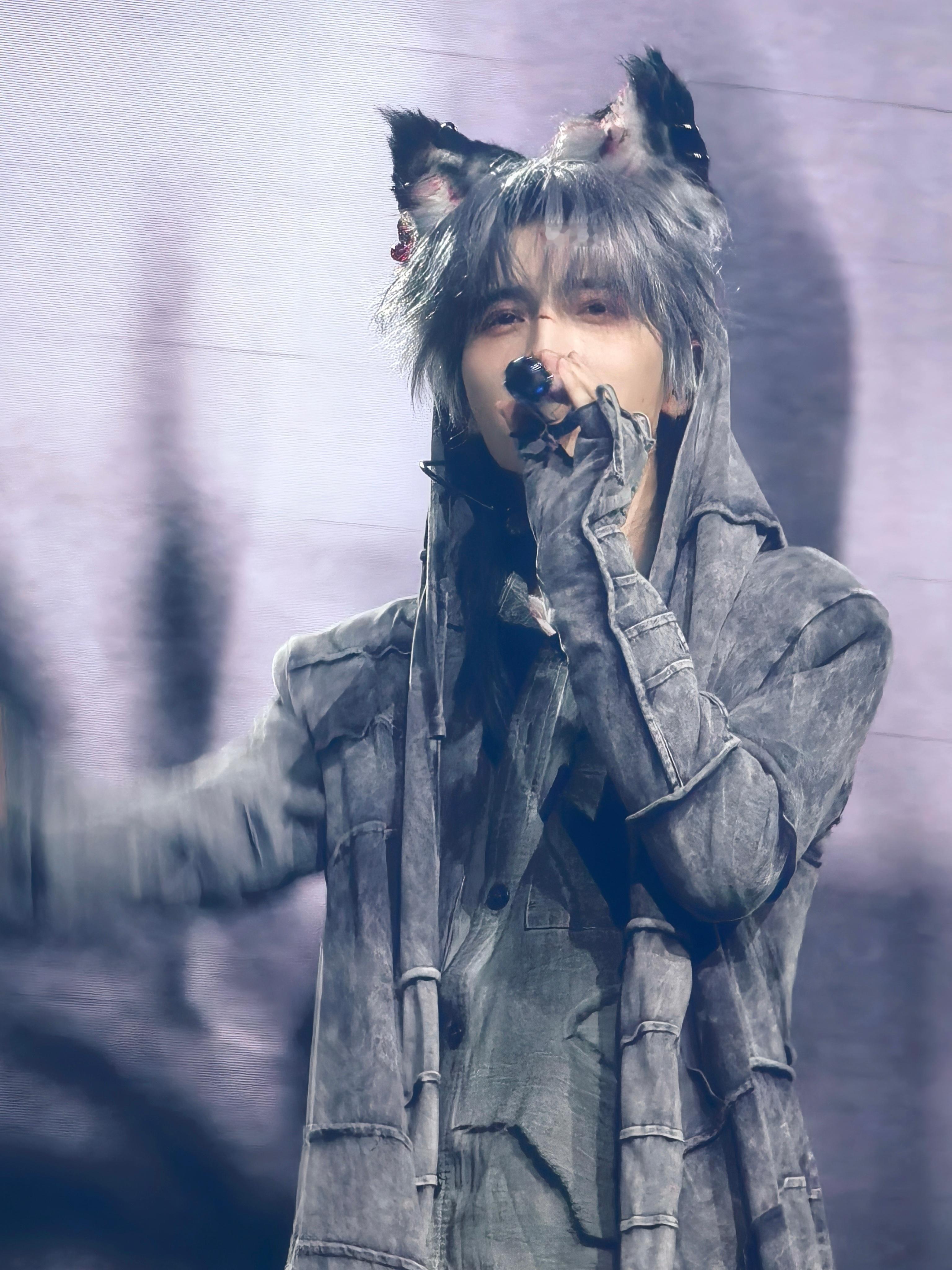 蒲熠星[超话] | 蒲熠星巡演 好清纯的斯沃德🤓 ​​​