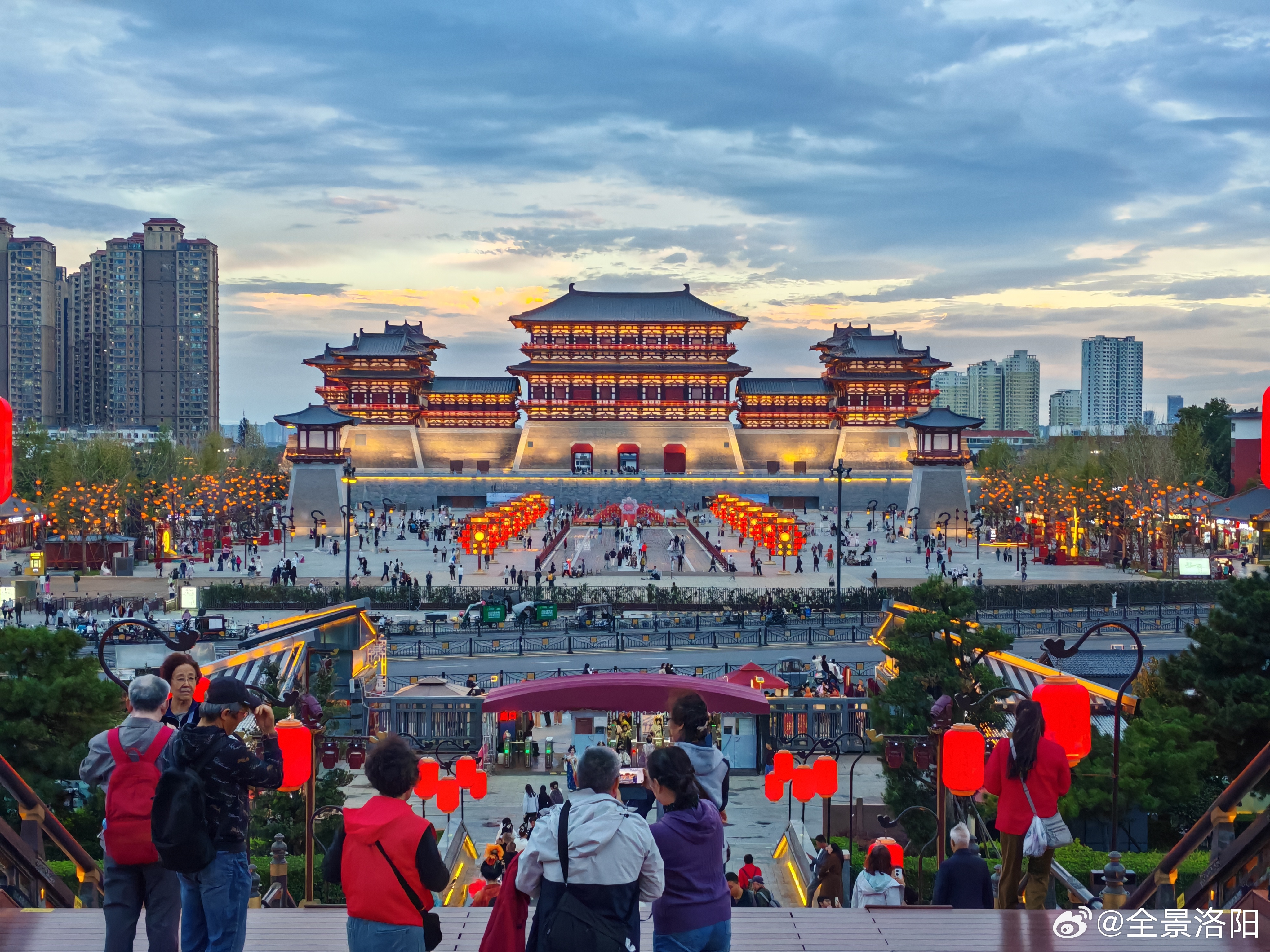 全景洛阳[超话] 今天傍晚洛阳应天门的天空！📷  ​​​