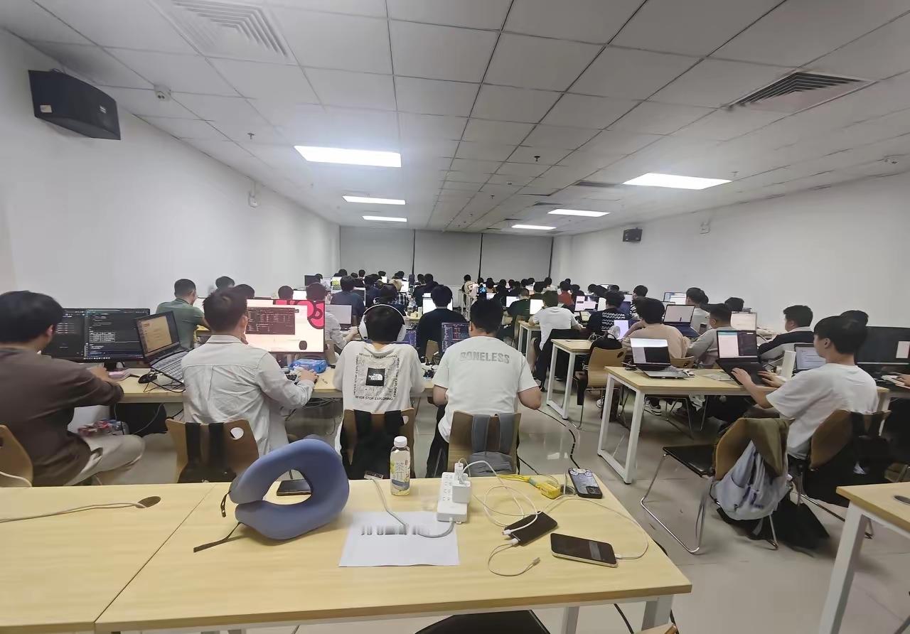 那么多人学习ai技术，学费2.5万，学制半年，每周末学习，这样的能不能学到东西，