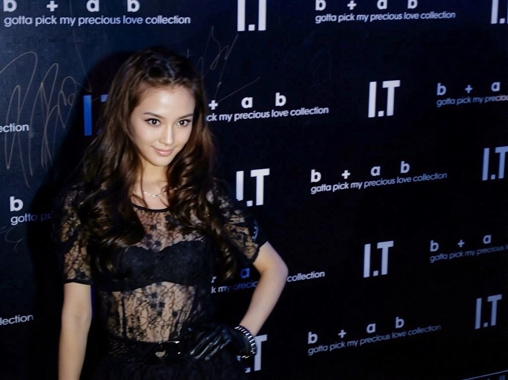 2010年出席时装发布会的Angelababy 