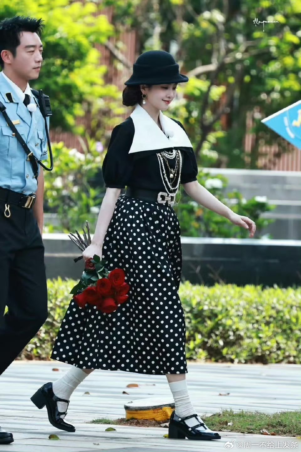 白鹿 谁懂啊！白鹿跑男造型直接从民国画报走出来～波点裙配礼帽，红玫瑰超吸睛，30