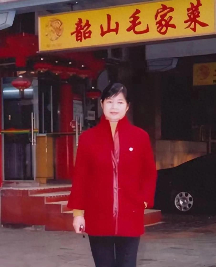 1998年前后，北京一家洗浴中心的老板，愤怒之下砸了下图女子身后的小饭馆。结果得