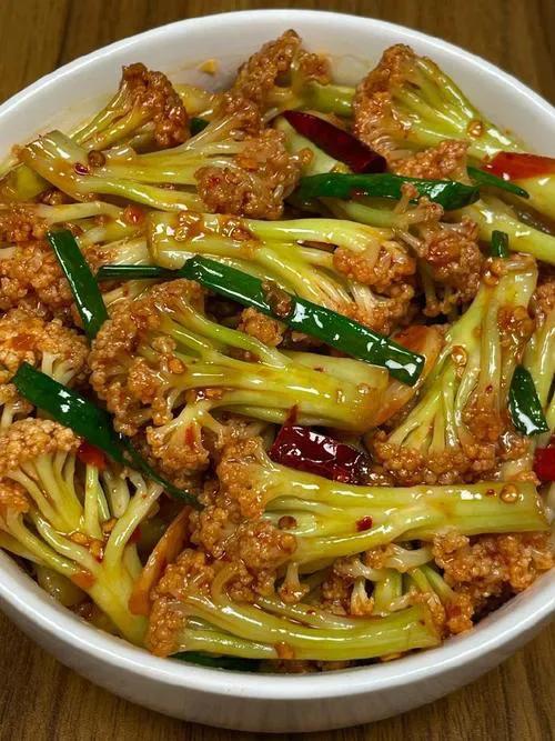 今日美食，干锅花菜，清脆爽口，香辣入味。