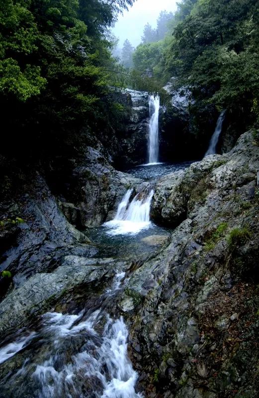 《水调歌头·赏高山流水》
 
翠岭接天起，飞瀑挂前川。宛如仙练飘落，银雾漫峰巅。