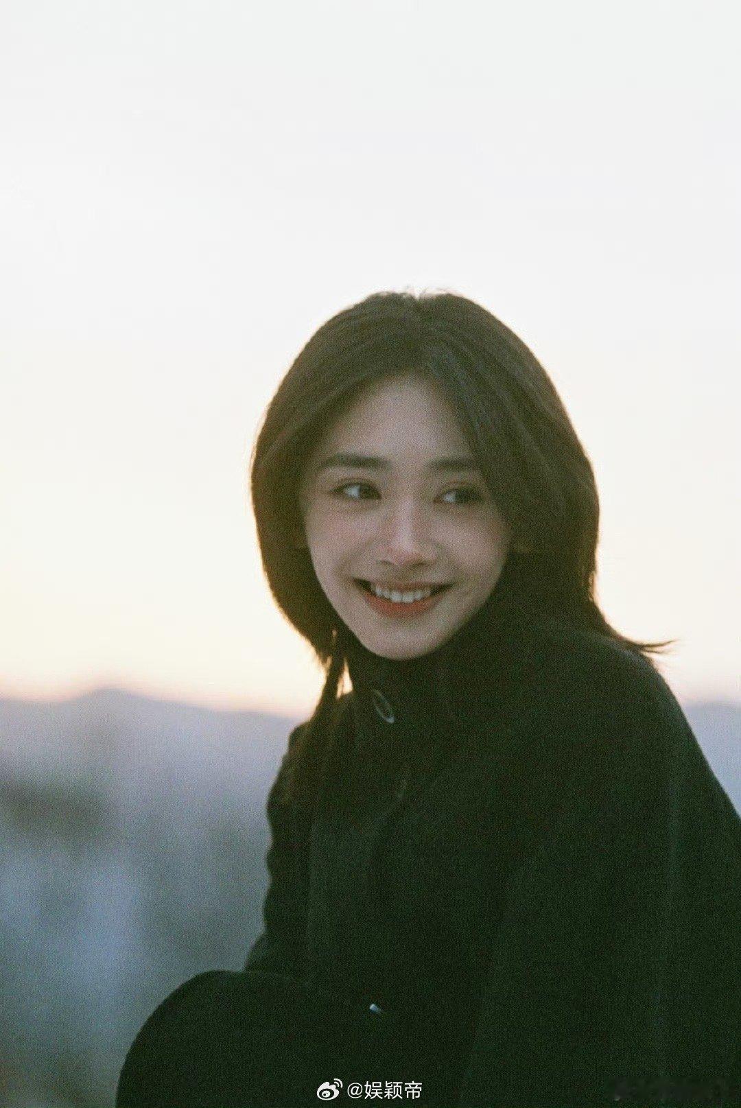 王影璐冬日电影感 什么是电影脸？就是王影璐这样，雪地夕阳随便一拍，你已经开始脑补