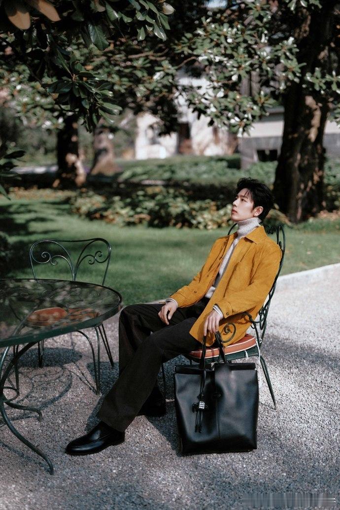 肖战看秀出图 肖战TODS看秀造型曝光！帆布短派克大衣上身，搭配休闲鞋，简约不简