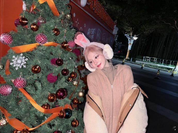 宋雨琦兔耳耳罩  宋雨琦兔耳耳罩也太可爱了吧，简直就是一只萌萌的小兔子呀，好想拥