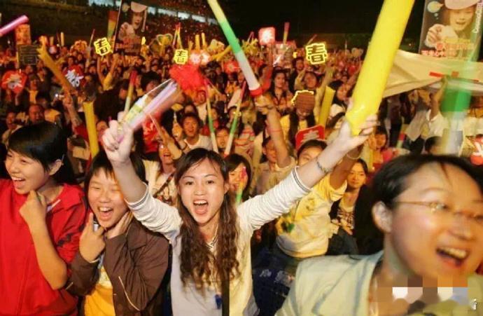 每三个中国人就有一个在看超女 在那个选秀元年，《超级女声》带给我们不仅是歌声，更