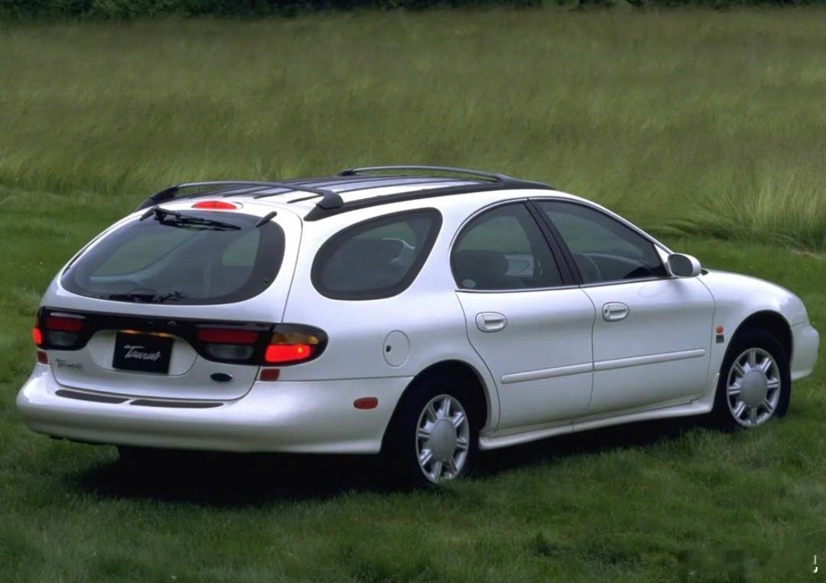 当时旅行车的设计真够大胆！二排和后备箱空间大，只是造型真的....你们的评价是_