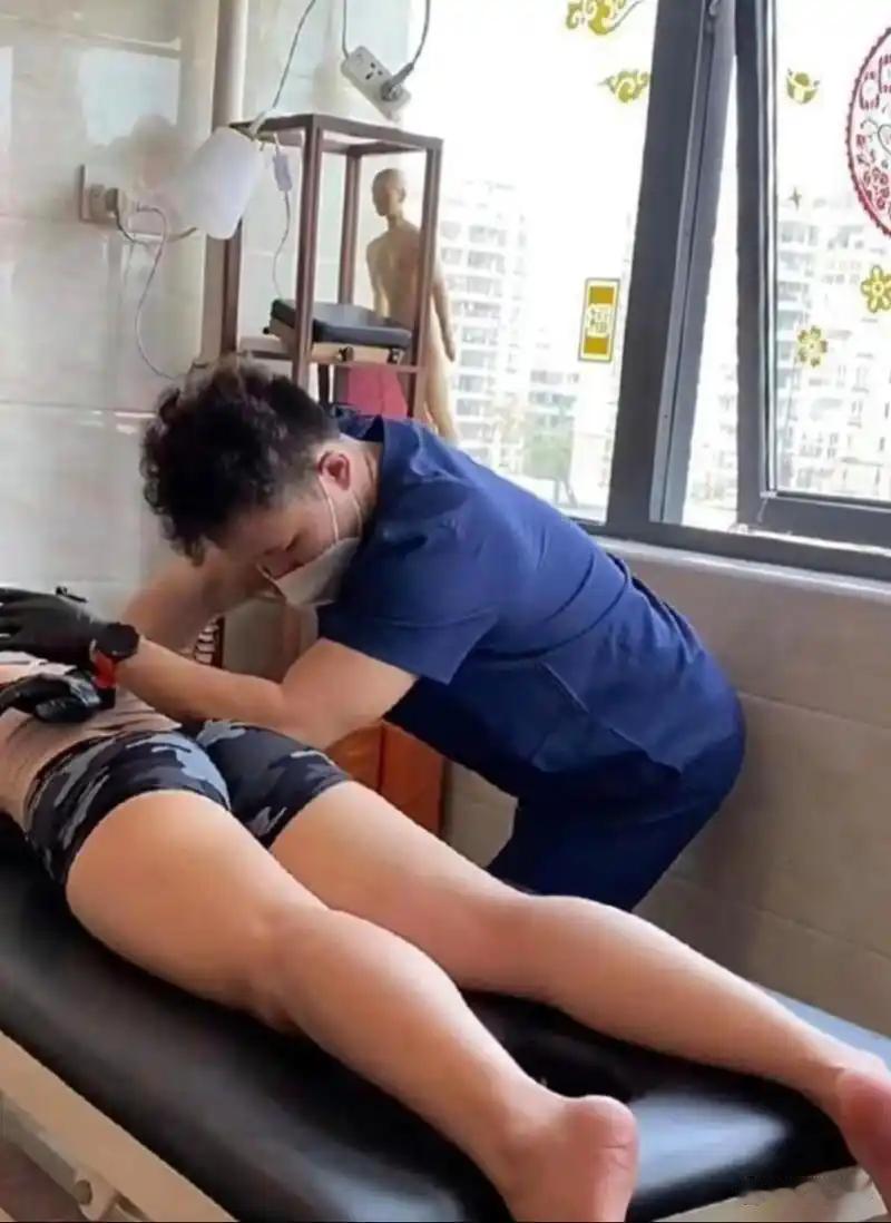 按摩按到脱内裤？重庆男技师手伸隐私部位，女子强忍半小时后报警：他说这是正常操作