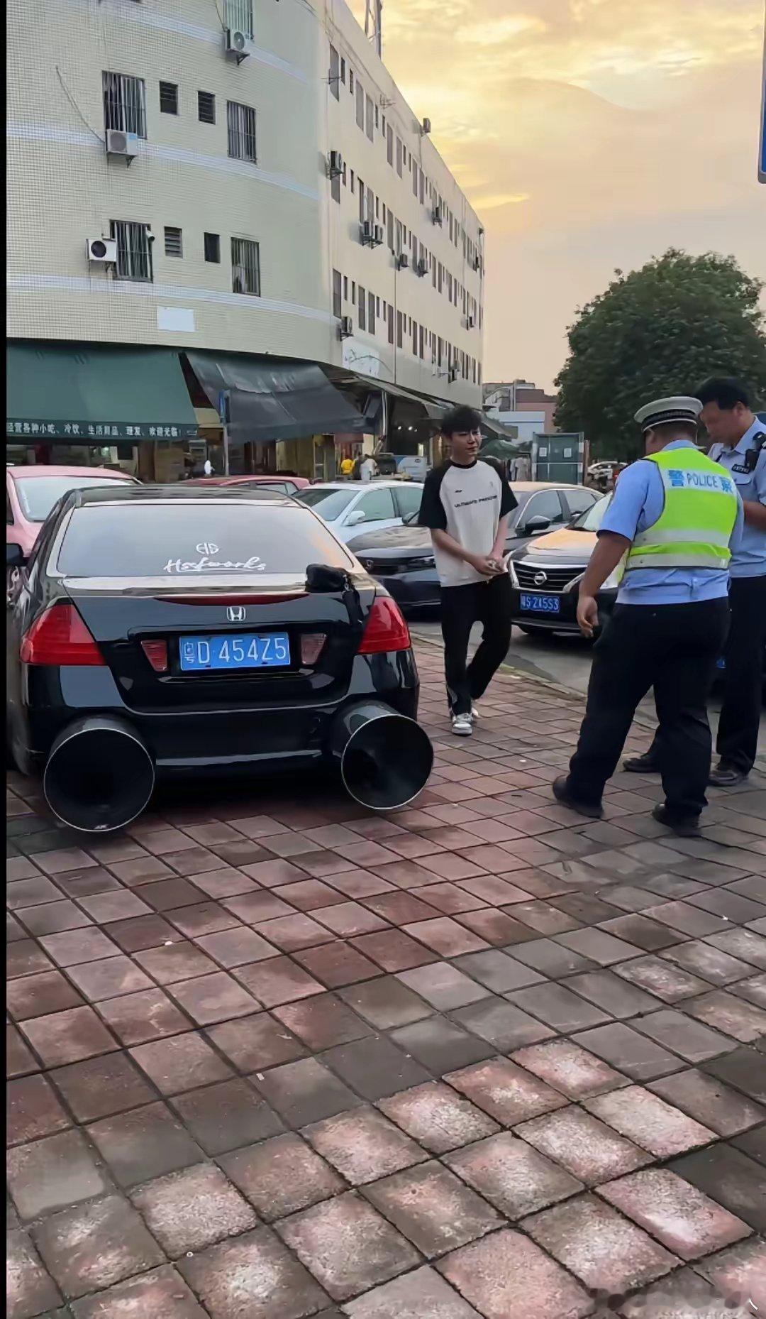 你们说说，这样改装到底有啥意义啊？一上路，迟早得吃亏的，这不，警察都找上门来了啊