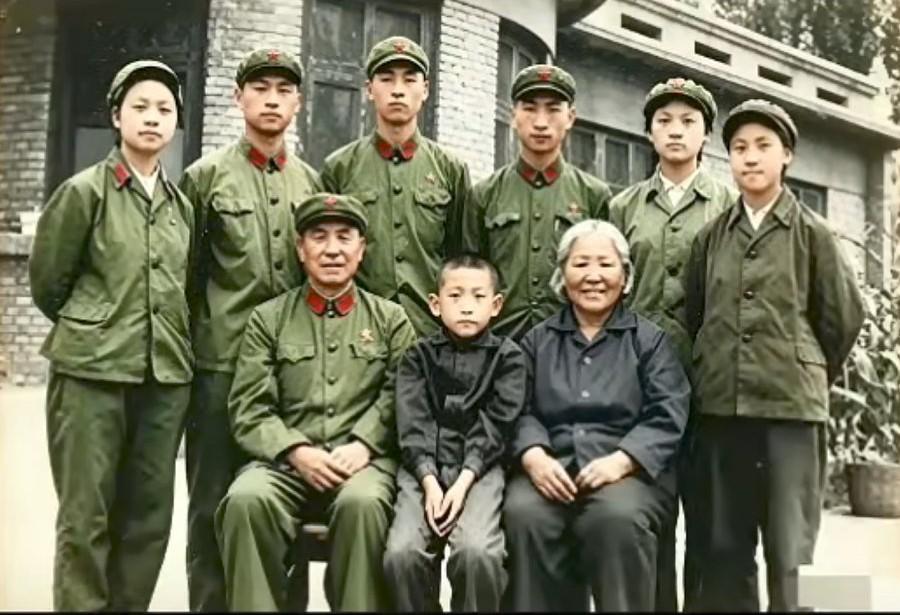 这是70年代初，时任新疆军区司令员龙书金将军的全家合影。前排坐着的就是龙书金将军