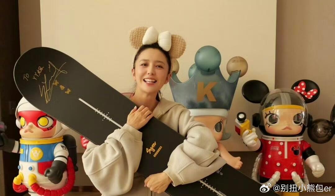 佟丽娅连续三年收到苏翊鸣的滑板这年头送礼讲究“心意”，但像苏翊鸣这样，连续三年都