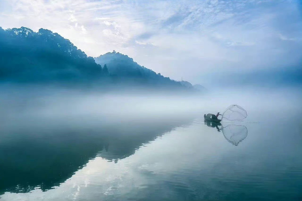 湖南株洲·小东江，宛若一条白色的玉带在峡谷中飘舞，如梦如幻，宛若仙境。 ​ ​​