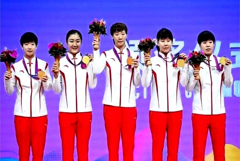 眼镜一戴，球还能不能好好打？

陈梦把带芯片的眼镜戴上球台，镜头立刻把对手每一拍