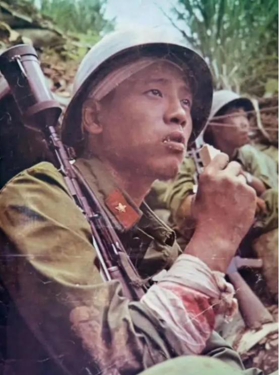 1987年，一战士正在吃压缩饼干充饥时，突然发现有敌军想要偷袭我方弹药库，甚至还