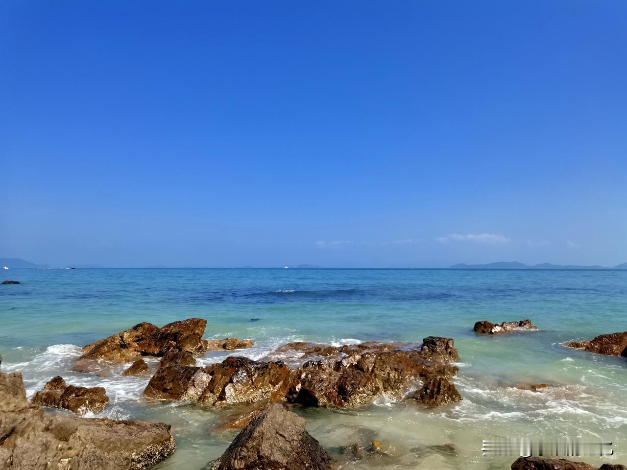 小众的海堪比三亚，坐标：深圳大鹏半岛。  遇到大晴天，仿佛闯入蓝色童话世界，免费