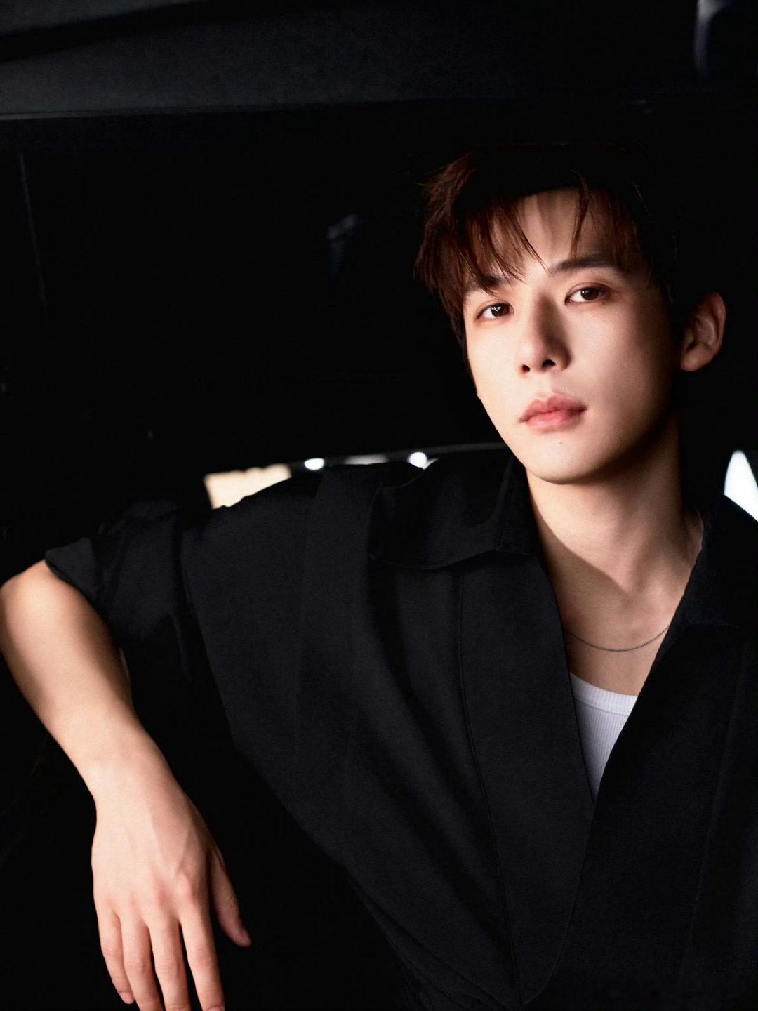 王安宇辟谣与关晓彤恋情 谁被这波接地气的辟谣整笑了！王安宇在杨天真播客里聊到和关