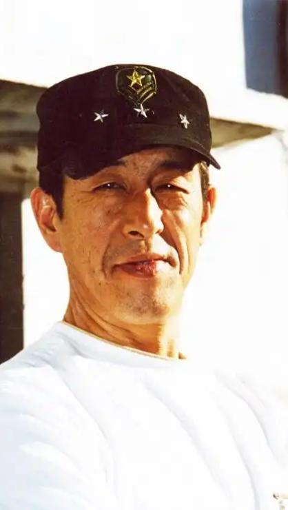 高强，吉林永吉人，国家一级演员，鸡西市人民艺术剧院名誉院长 。原为话剧团演员，凭