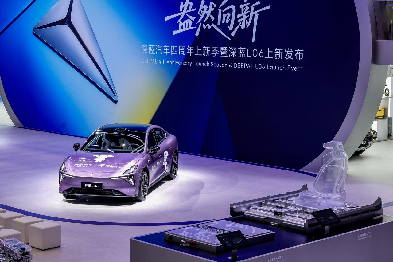 4月24日，深蓝汽车正式推出中型纯电轿跑L06 Max，最大亮点在于将百万级车型