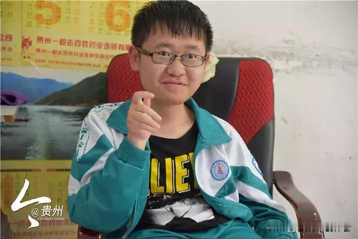 高考踩点现场的一幕，近日在网络引发众多网友热议。
 
十年磨一剑的学子，即将迎来