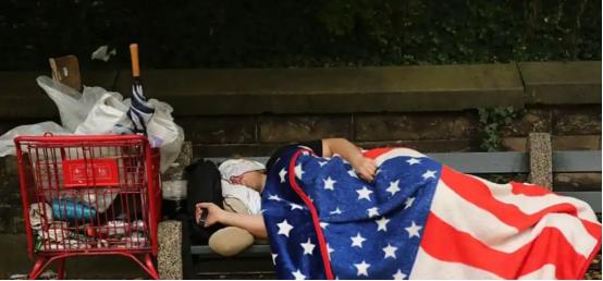 美国街头为何总能看到成片的流浪者？很多人没想到，你在美国买下房子，产权名义上确实