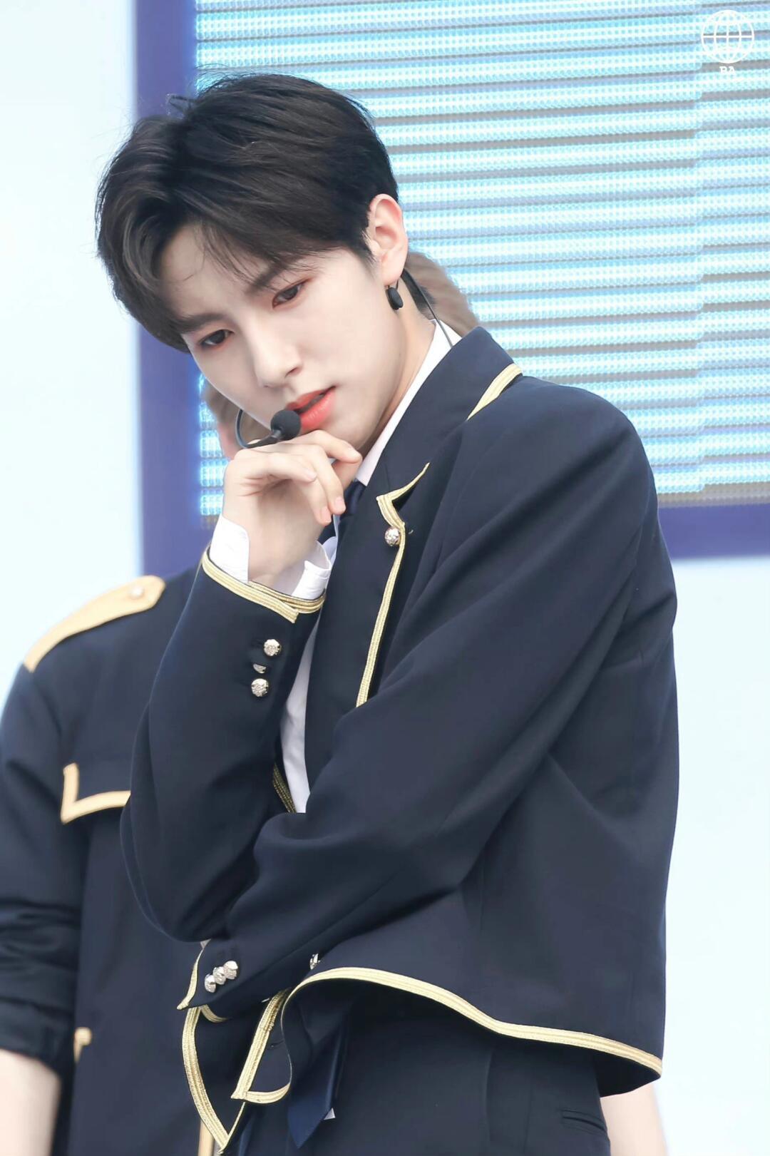 黄仁俊[超话]   hrj  黄仁俊  ✨可盐可甜 