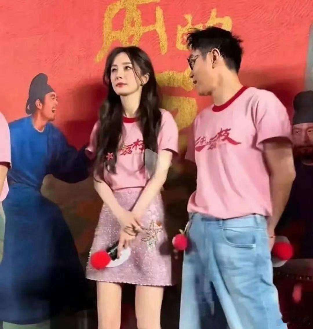 杨幂估计在想，这眼神躲还是不躲啊 