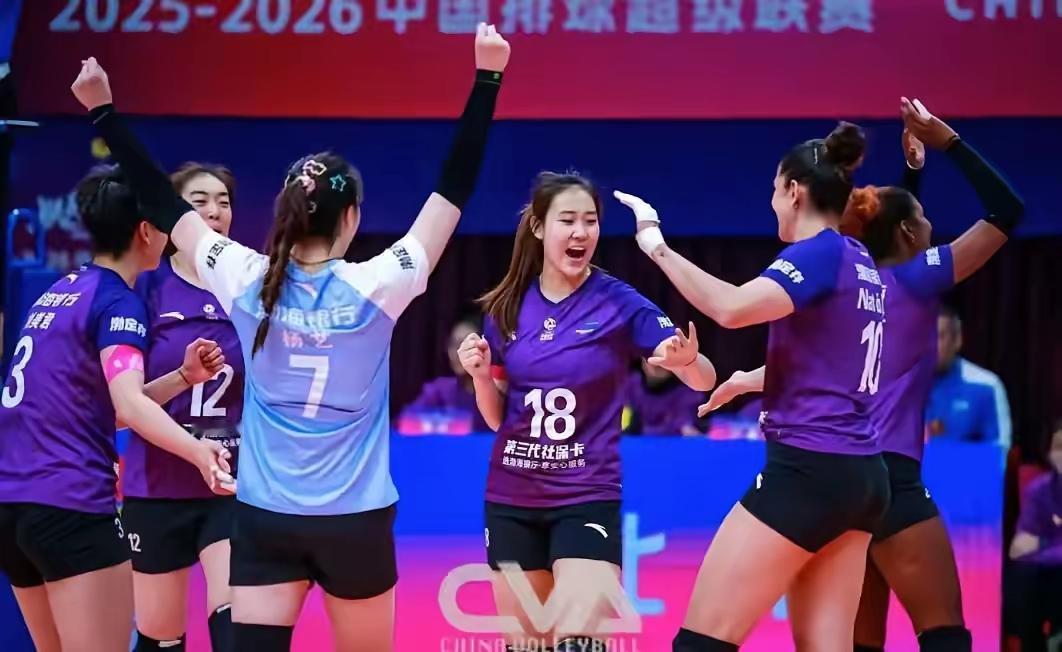 [碰拳][鼓掌]津辽女排对决第2局，天津队25:19扳回1局，双方大比分1:1平