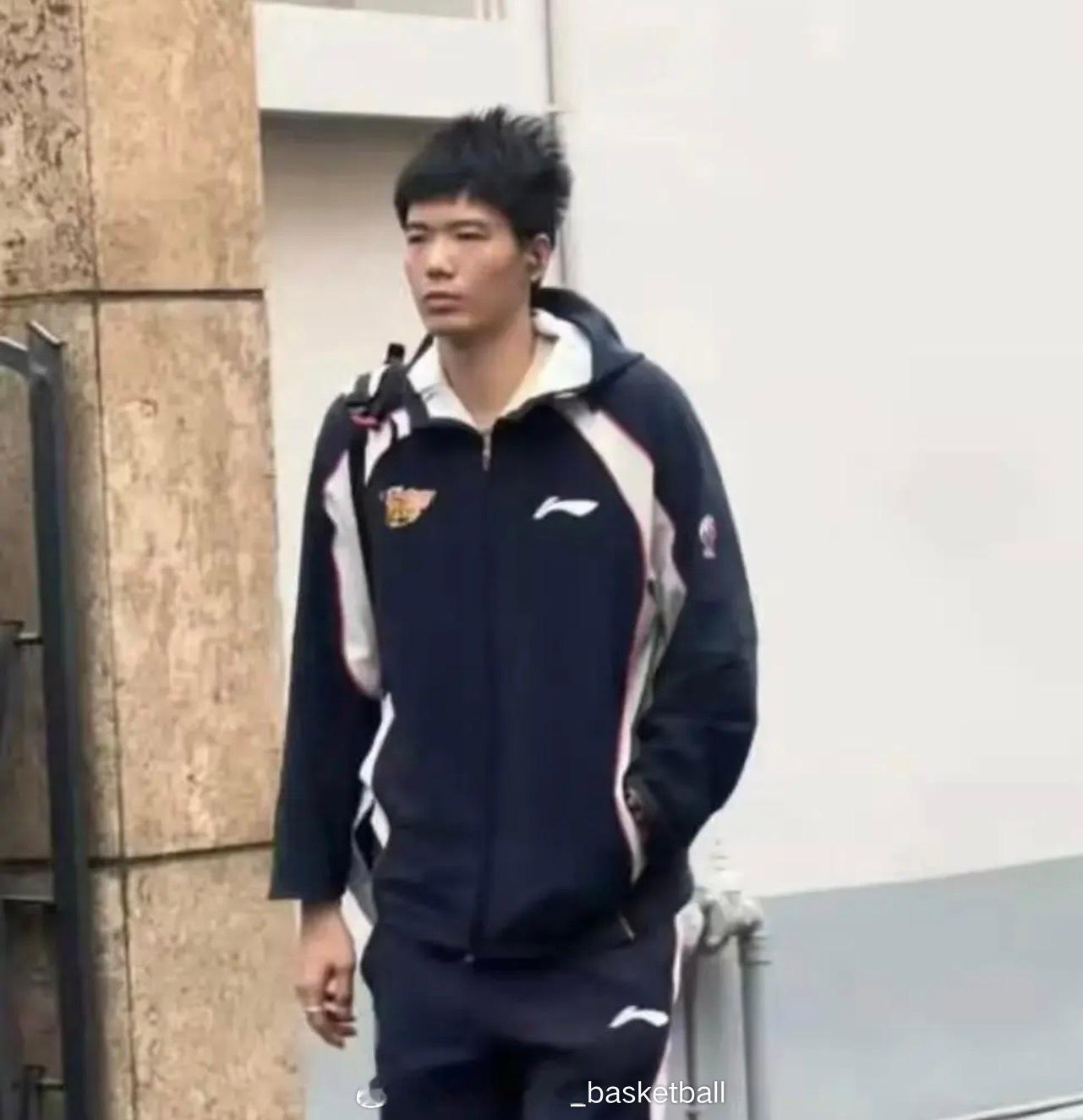 中国男篮集训队增补8名球员：崔永熙，焦泊乔，胡明轩，徐杰，赵继伟，李悦洲，高诗岩