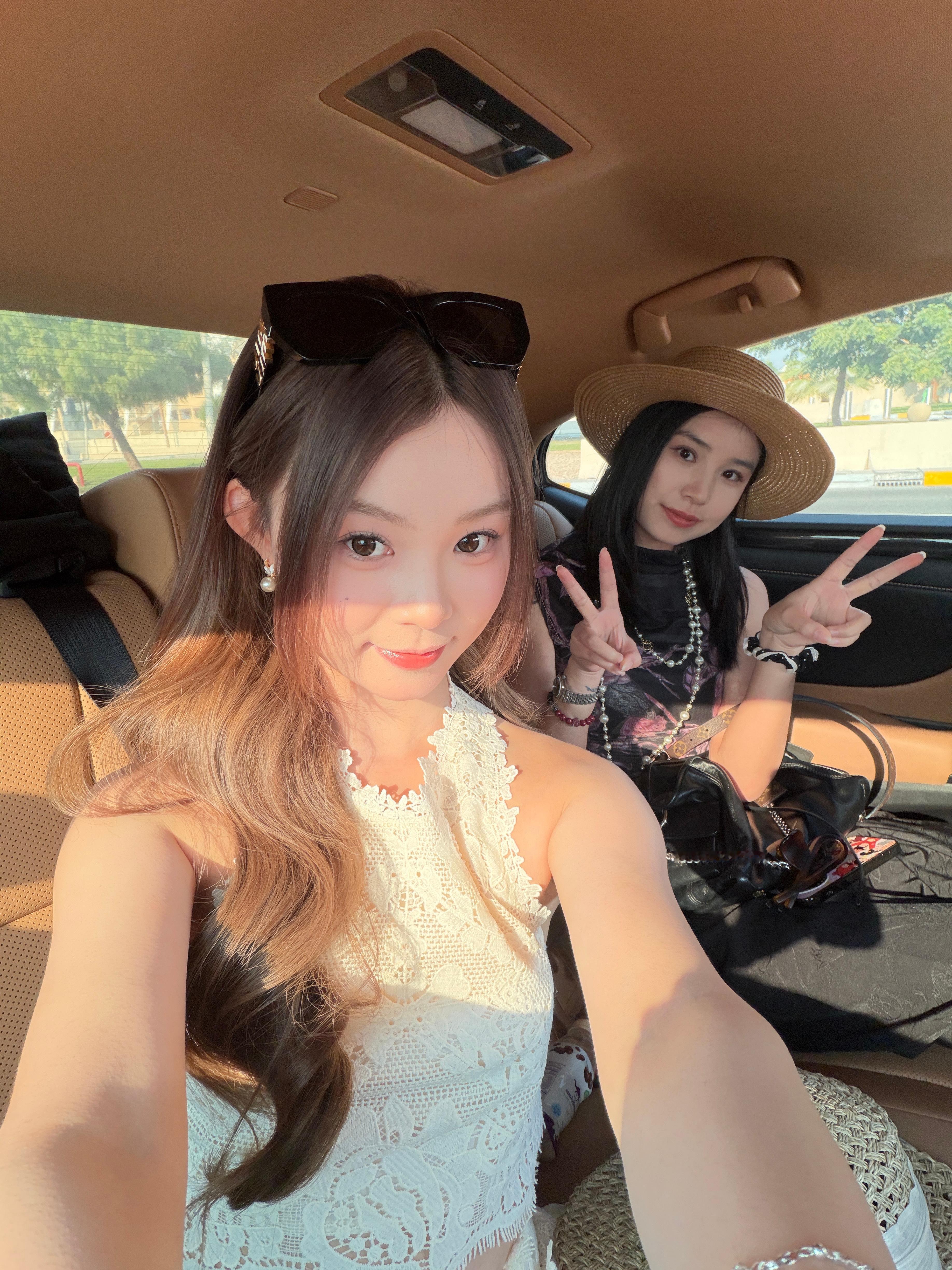 跟今天的look！一个一身白，一个一身黑，互换了配饰，她种草了我的帽子，我种草了