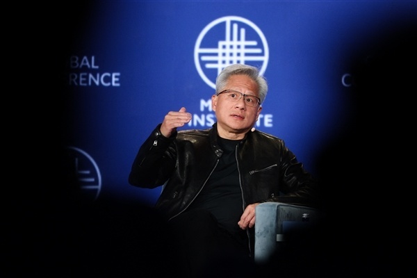 黄仁勋称中国不能有最新AIGPU5月6日，据IT之家报道称：据最新报道，黄仁勋明