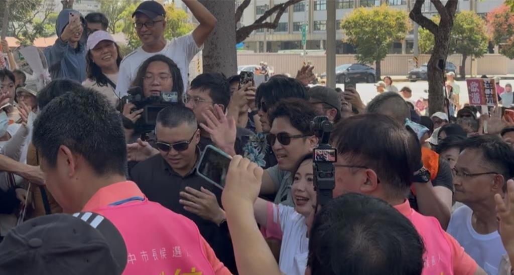 沈伯洋当天南下台中为民进党台中市长参选人何欣纯及市议员参选人站台，特意安排了市民