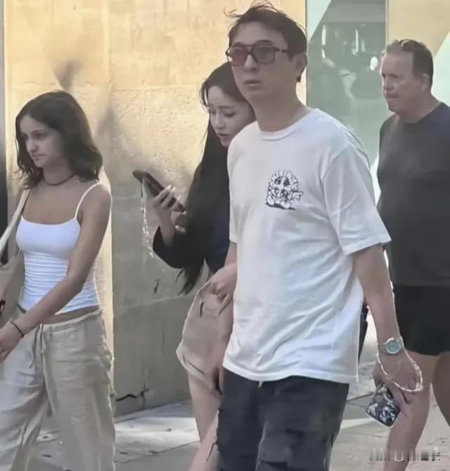 富家子弟玩女人和换衣服一个德行，每天桃色新闻满天飞，今天这个网红，明天哪个明星。