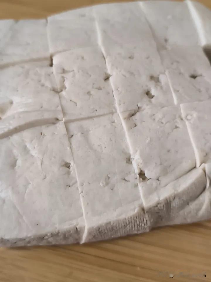 凡事豆腐质量好的，名声在外，生意兴隆的，你要两块钱的豆腐，一刀下去，超不过两三毛